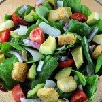 Spinach salad with avocado and pepper