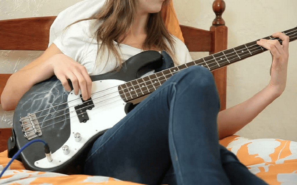 Как научиться играть на басу. Девушка с бас гитарой. Уроки игры на бас гитаре. Playing Bass Guitar. Игра девушки на бас гитаре.
