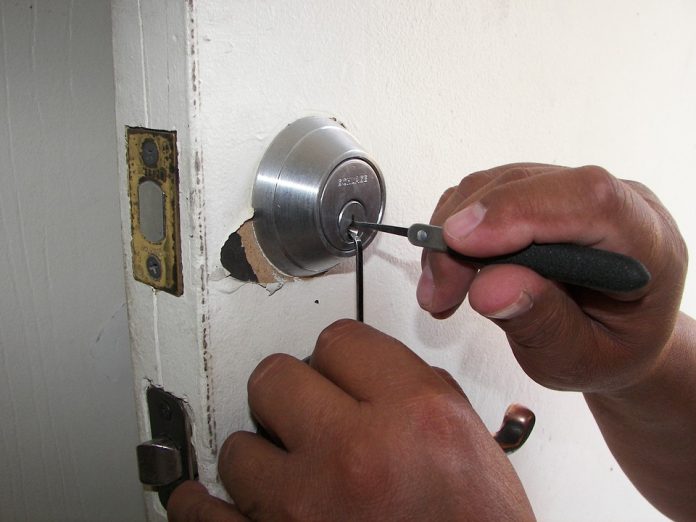 How can you choose the best locksmith