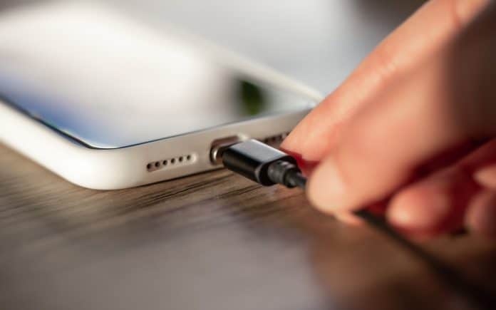 Best ways to charge your smartphone without damaging its battery