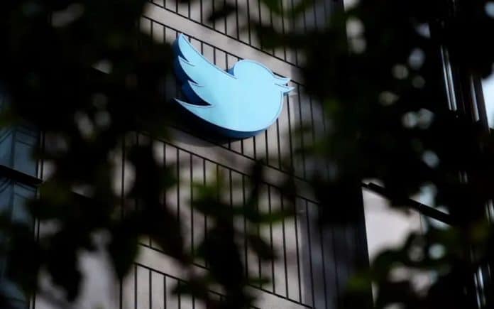 Hundreds of employees leave Twitter