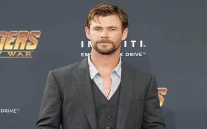 Chris Hemsworth holds his breath underwater for 200 minutes