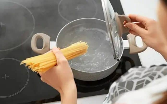 Adding salt to the water when boiling pasta