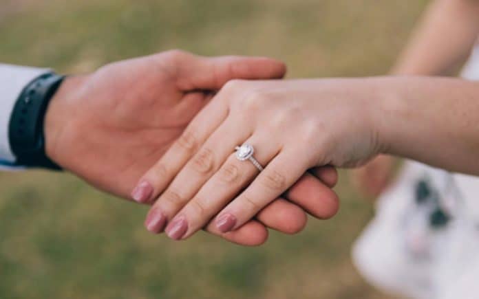 Consideration and Guidelines When Purchasing An Engagement Ring